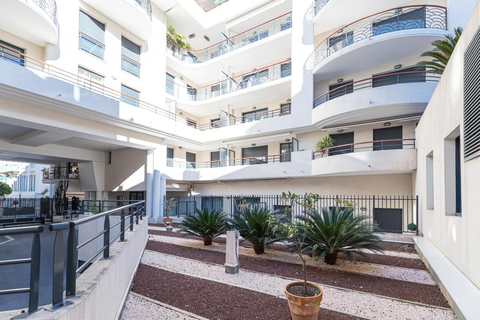 Nice 1 Bedroom Downtown Carre D'Or With Garage المظهر الخارجي الصورة
